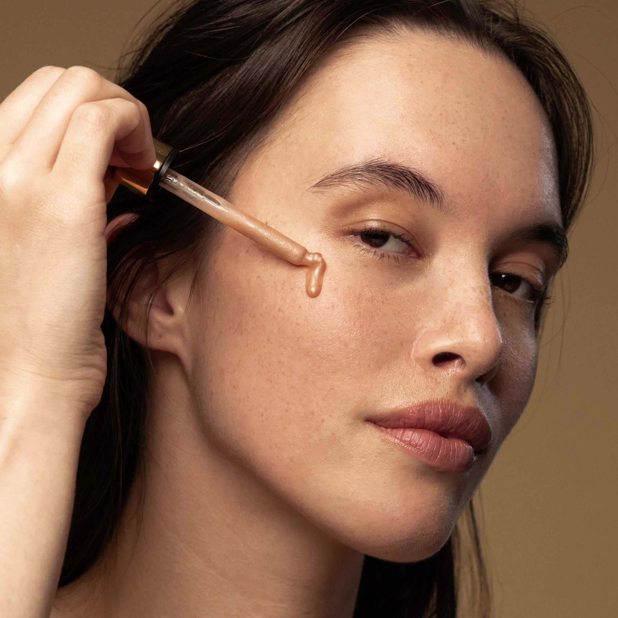 Model Applying Credo Serum